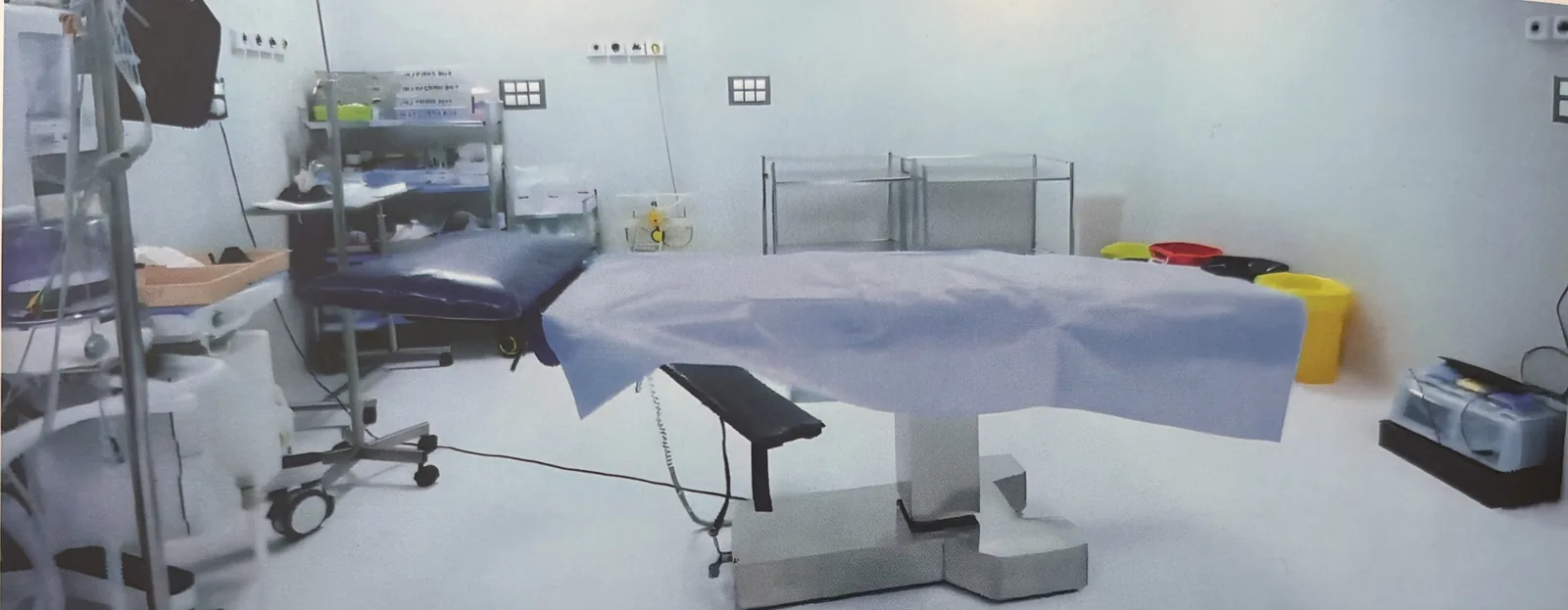 Operation theatre with surgical table and equipment